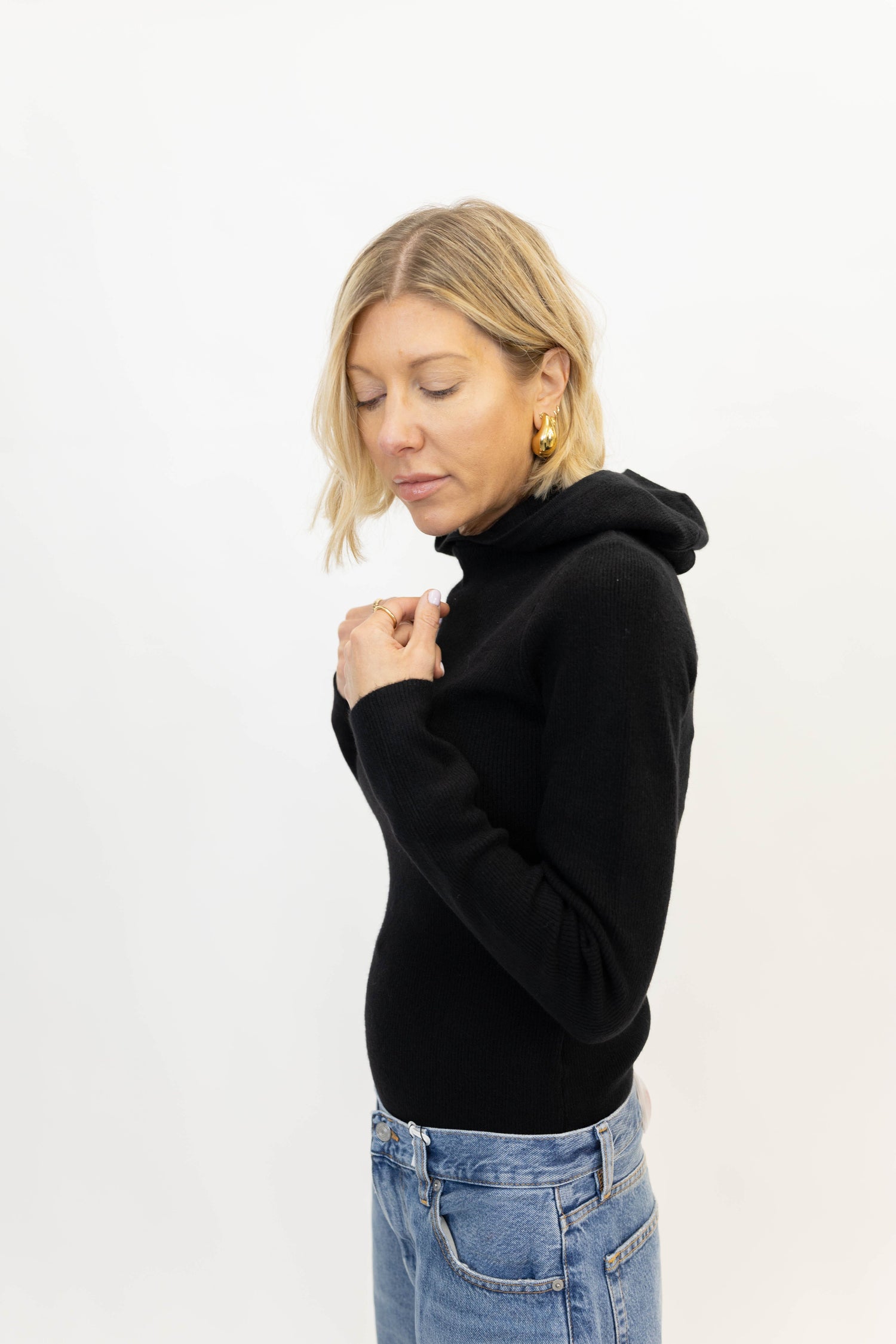 ALANIS HOOD KNIT IN BLACK KNIT OVAL SQUARE 
