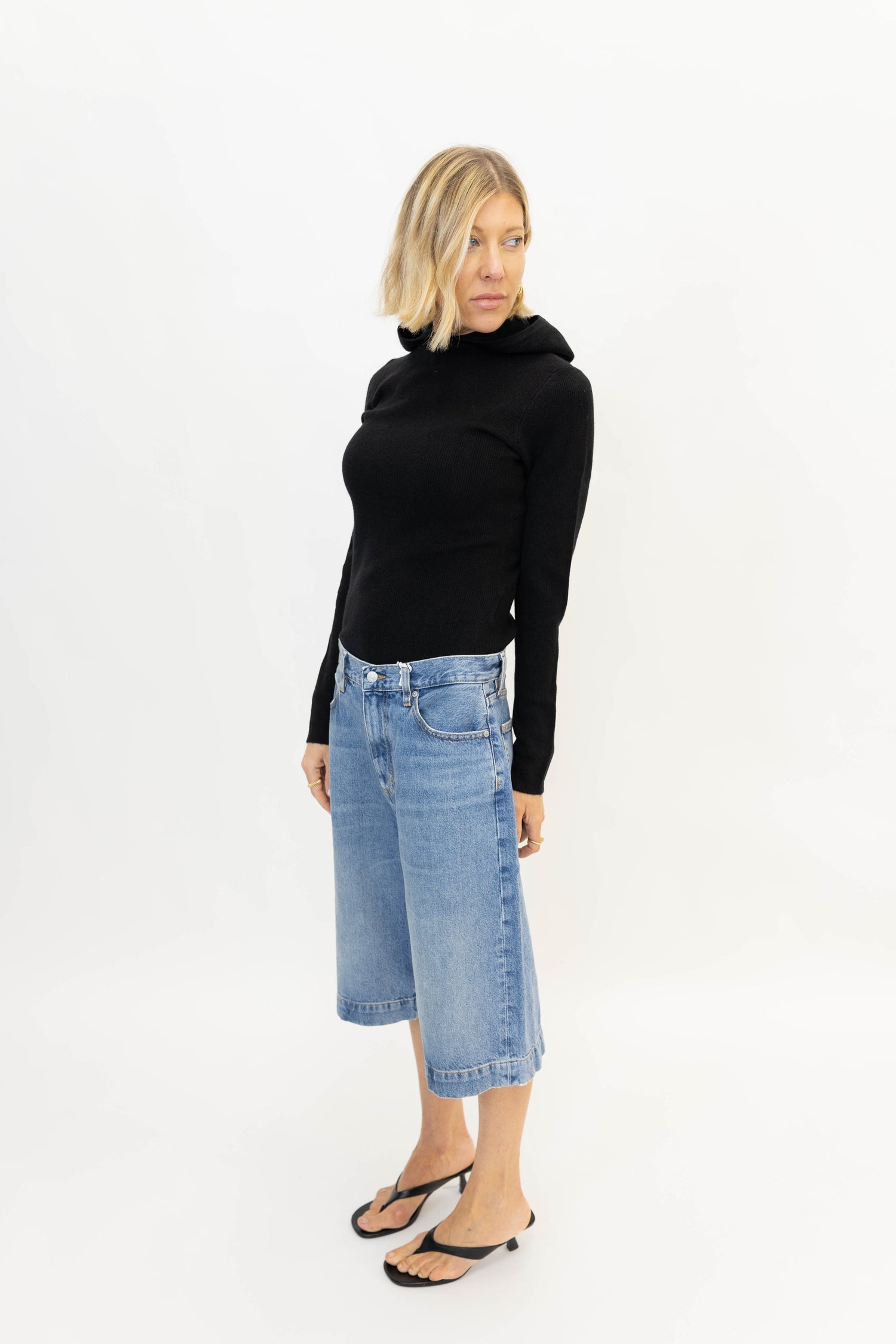 ALANIS HOOD KNIT IN BLACK KNIT OVAL SQUARE 