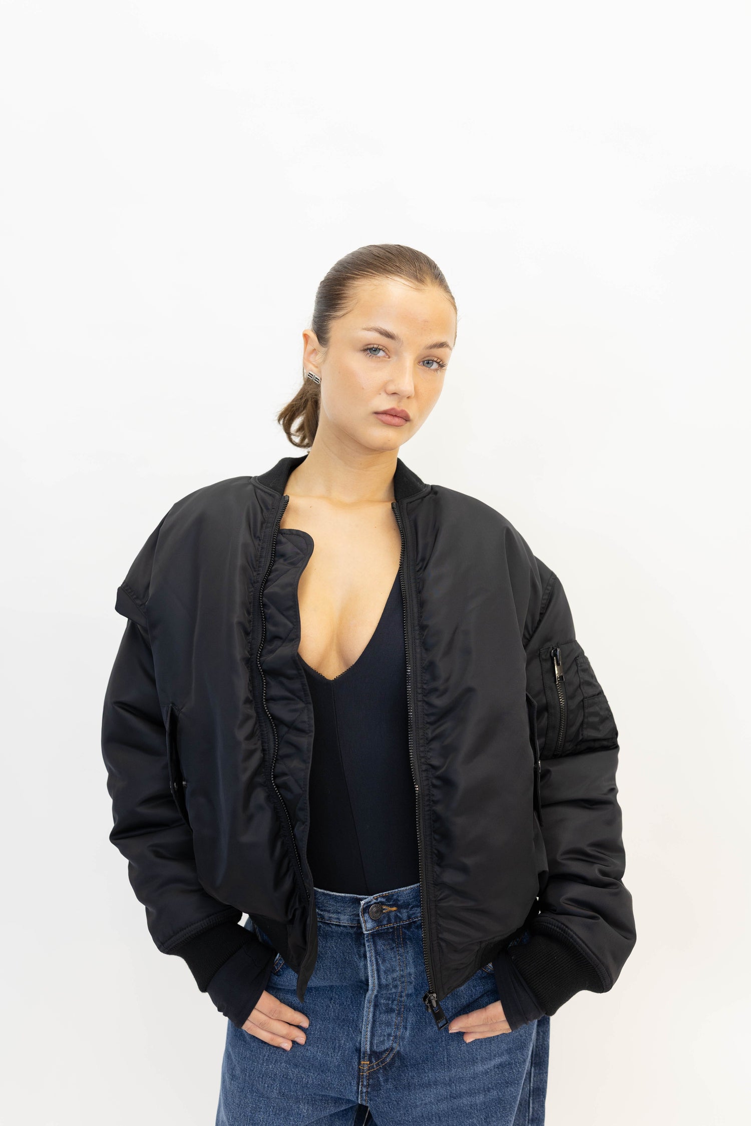 FRAME x AMELIA GRAY-THE SMOKE BOMBER IN BLACK JACKET FRAME 