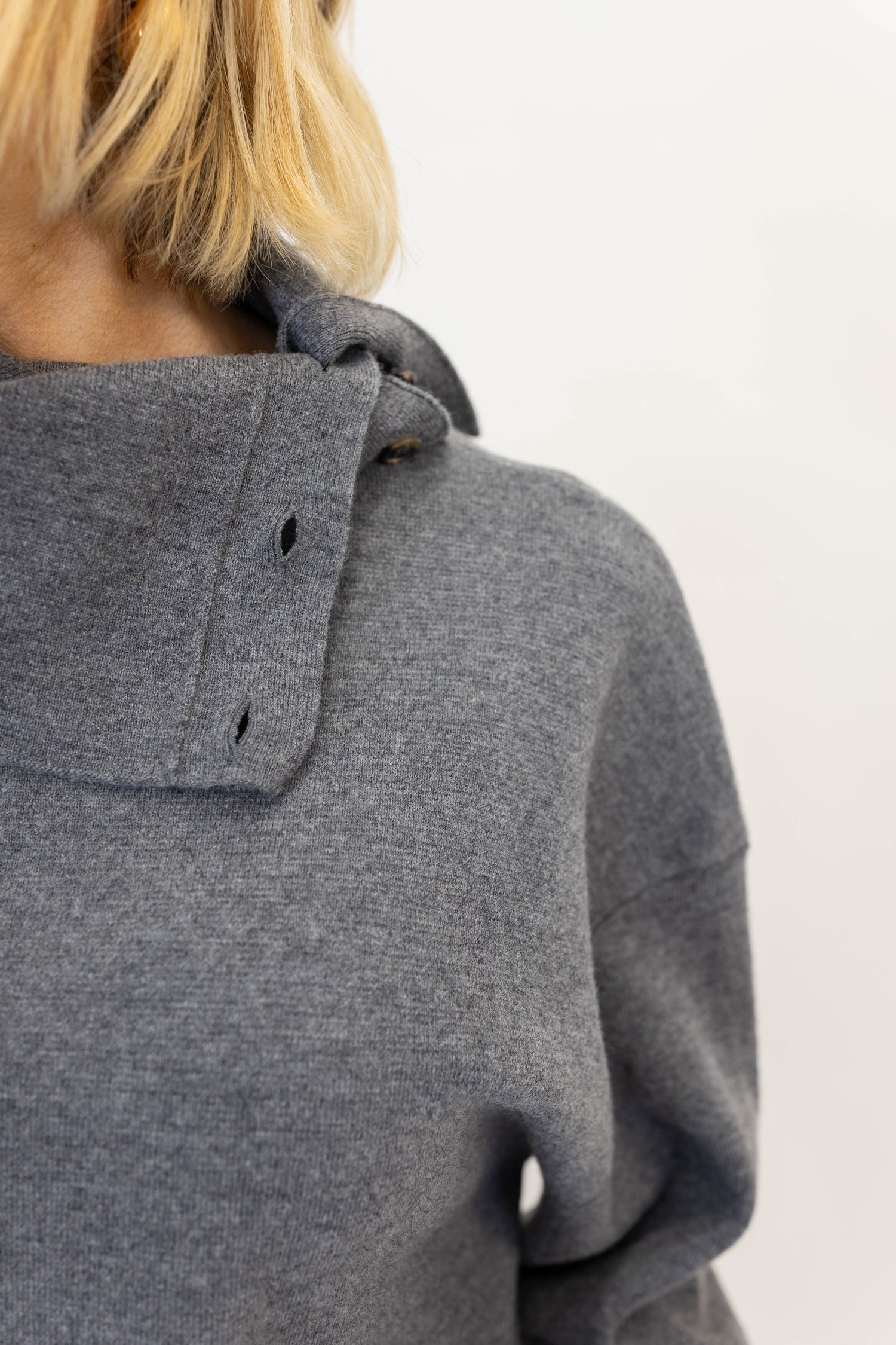 COZY SWEATER IN GREY SWEATER HAIKURE 