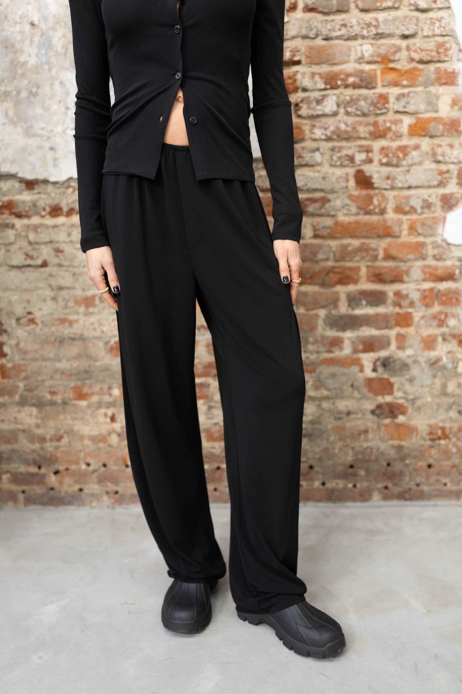ZOELA FLUID JERSEY PANTS IN BLACK PANTS NANUSHKA 