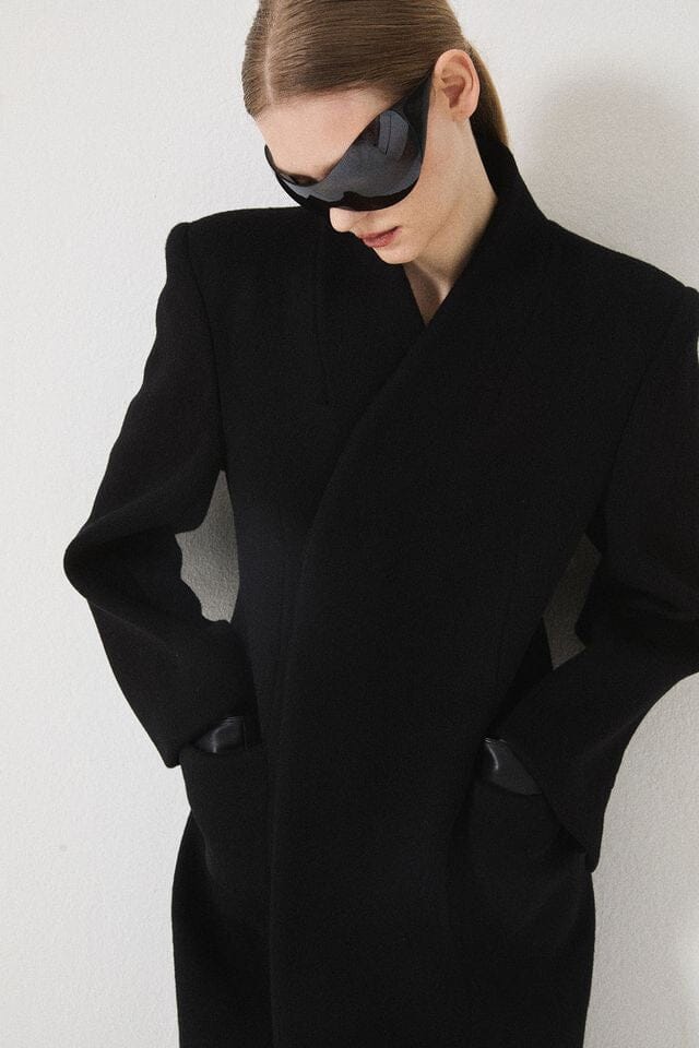SCULPTED COAT IN BLACK COAT LA PISCINE 