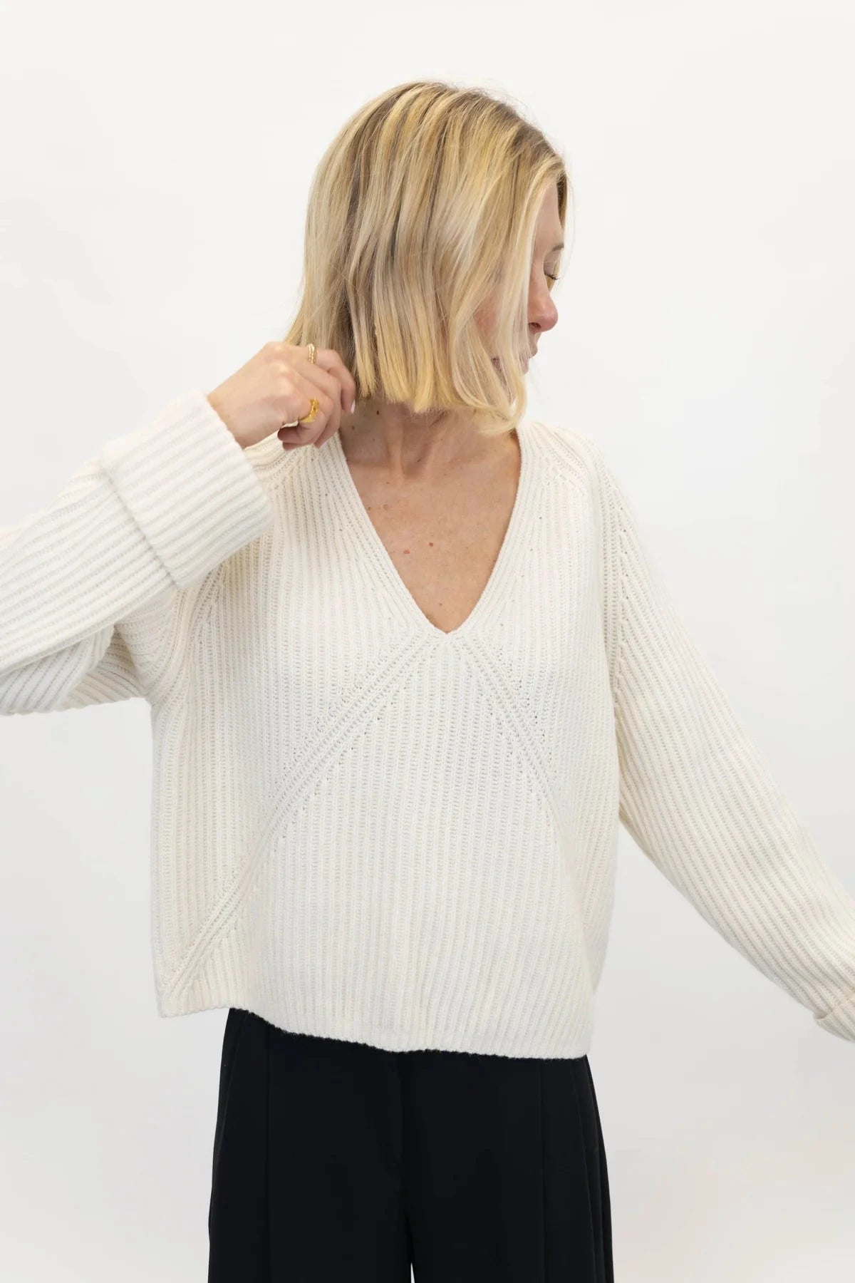KEOLANA V-NECK SWEATER IN CREAM SWEATER CHRISTIAN WIJNANTS 