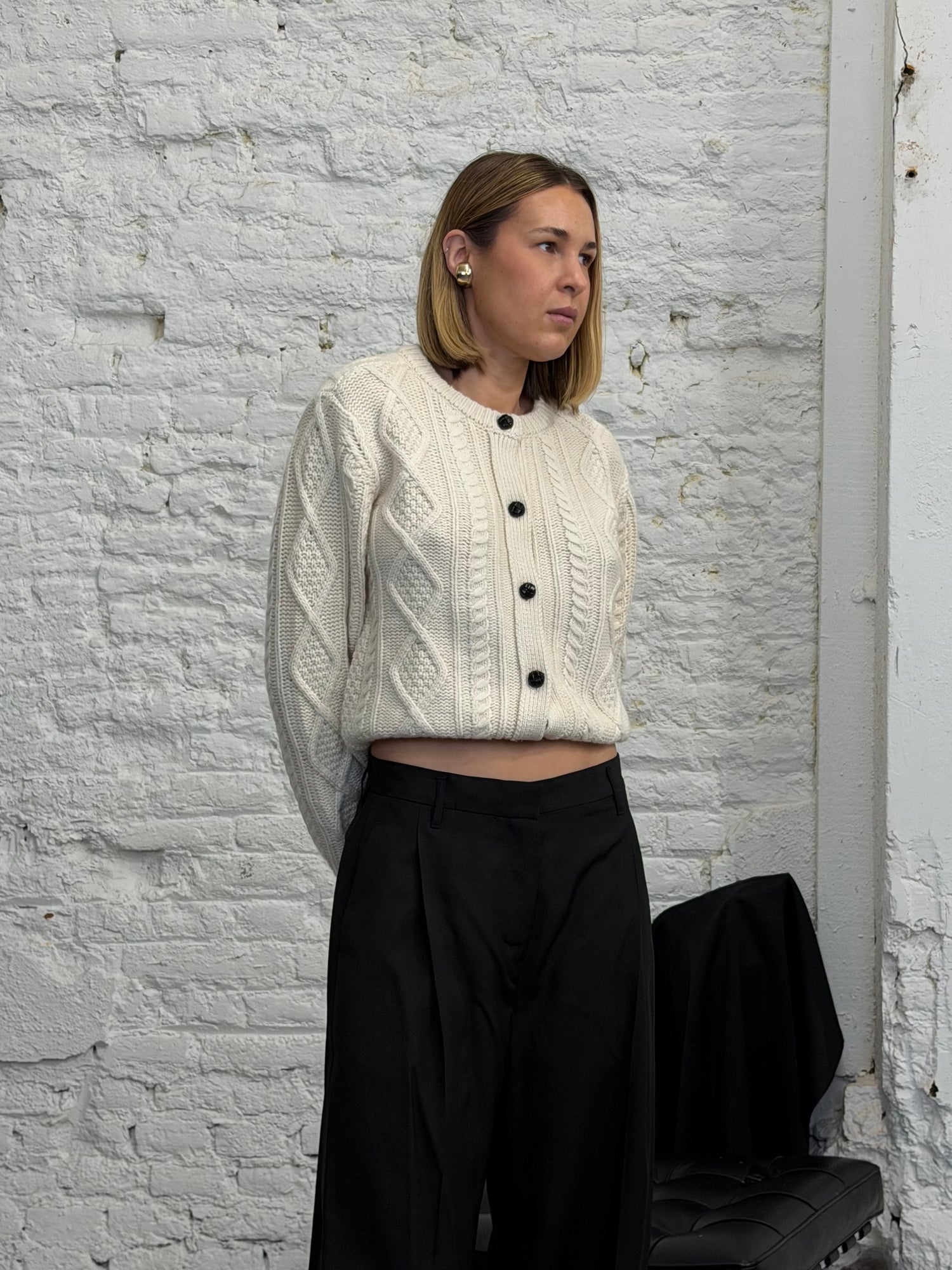 THE CABLE KNIT CARDIGAN IN CREAM CARDIGAN FRAME 