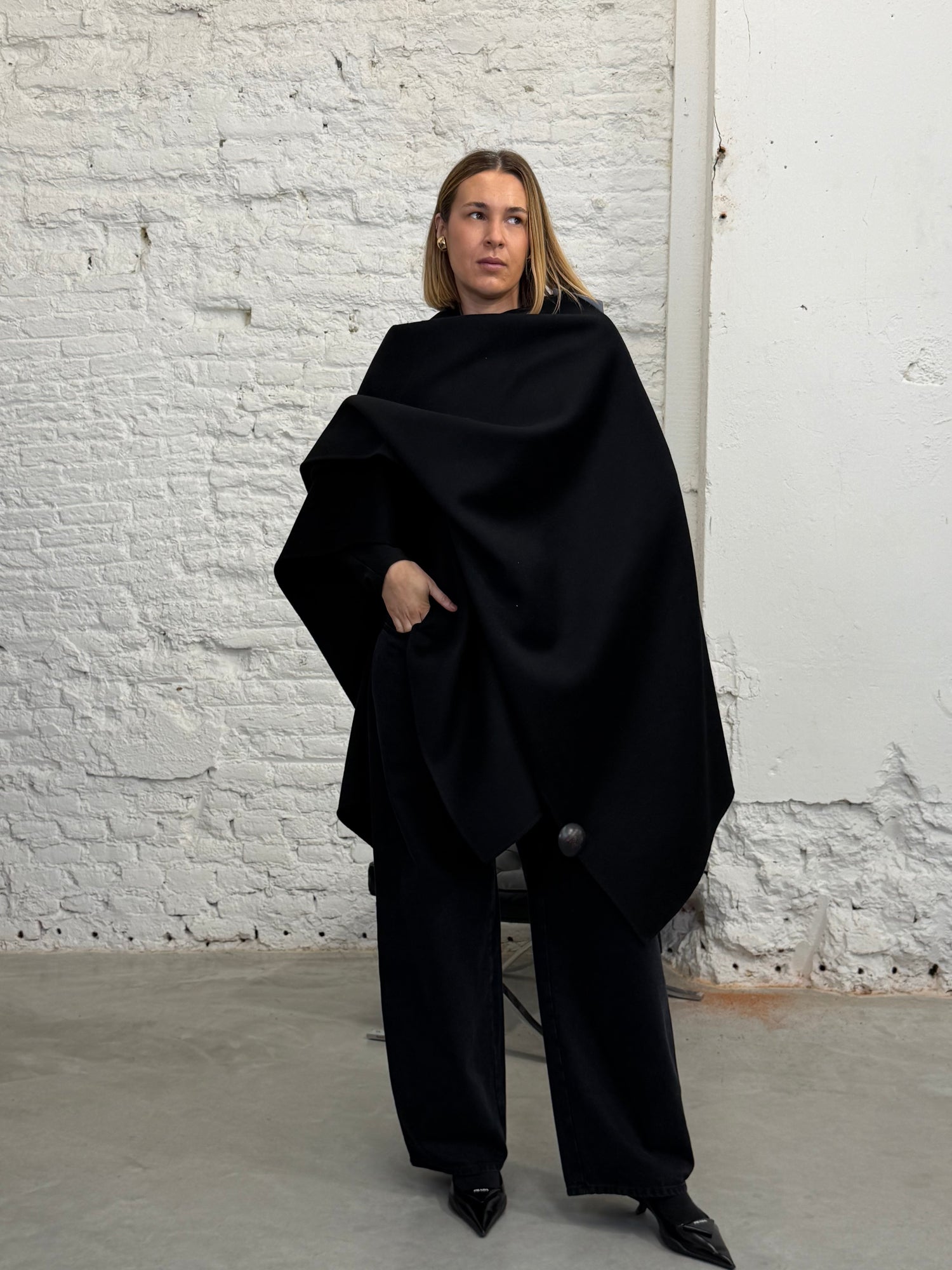 DRAPED SCARF PONCHO IN BLACK SCARF ROHE 