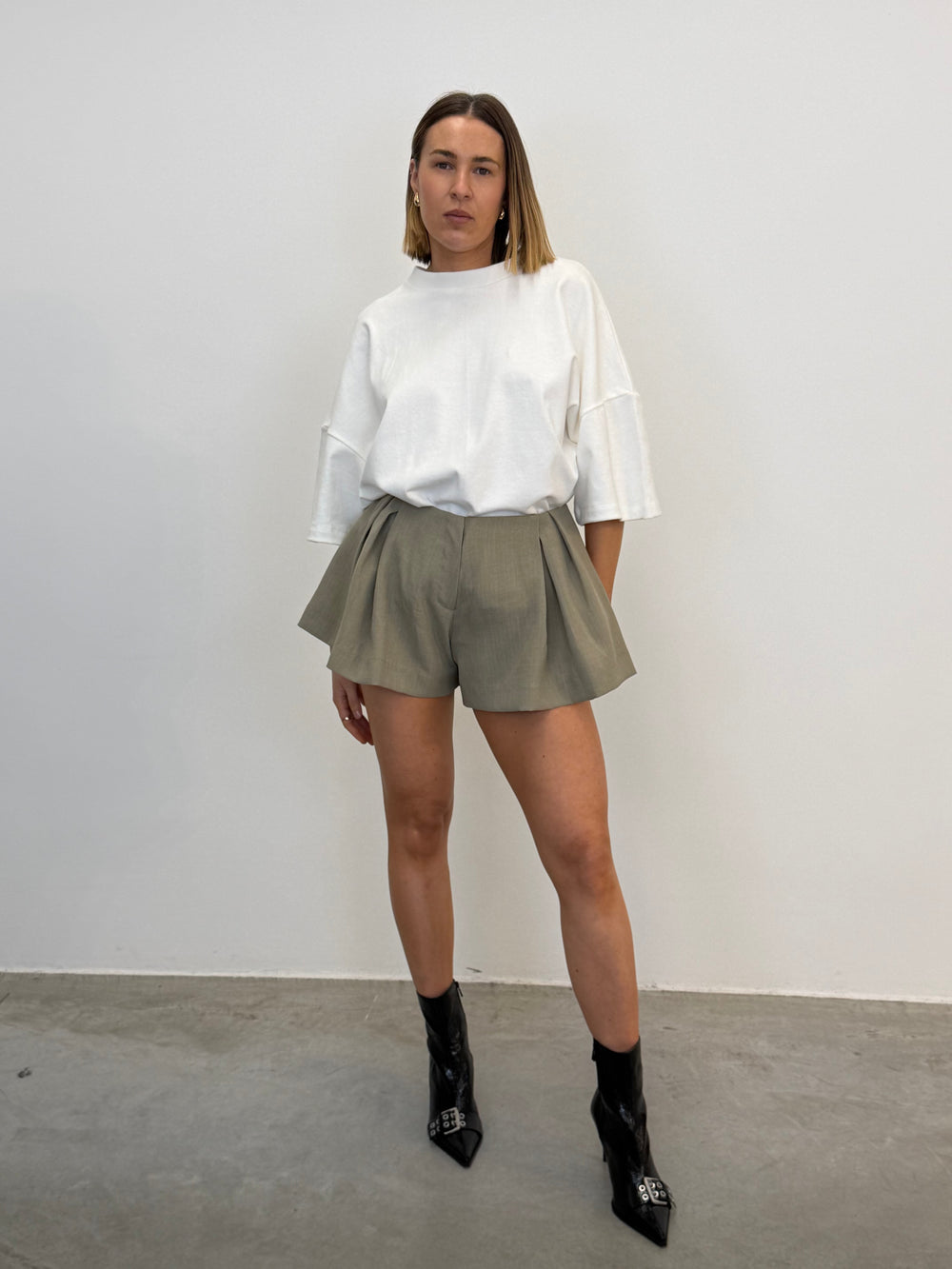 SOUTY SHORT IN OLIVE GREEN SHORT IRO 