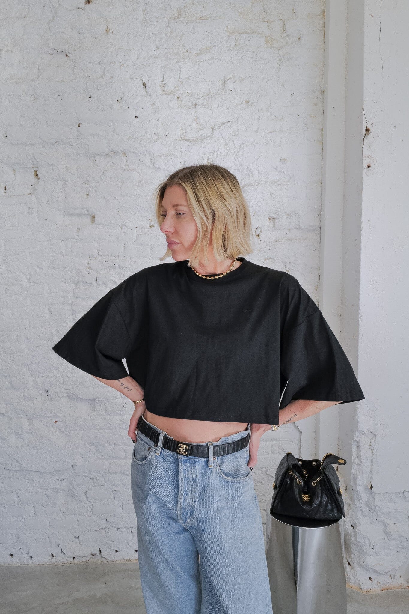 TOBIAS CROPPED TEE IN BLACK TEE KURE 