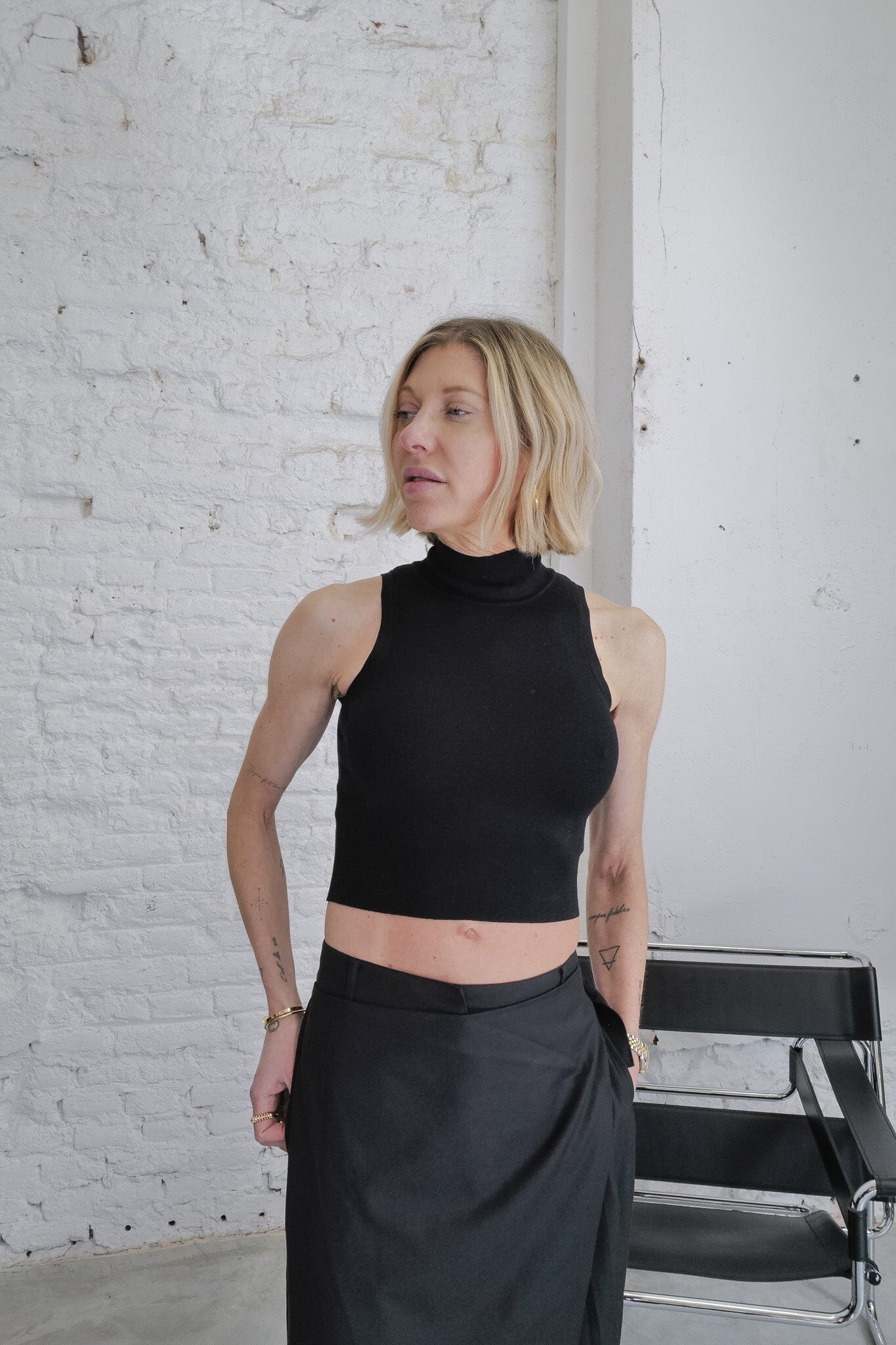 TARY SLEEVELESS TURTLENECK CROP TOP TOP KURE 