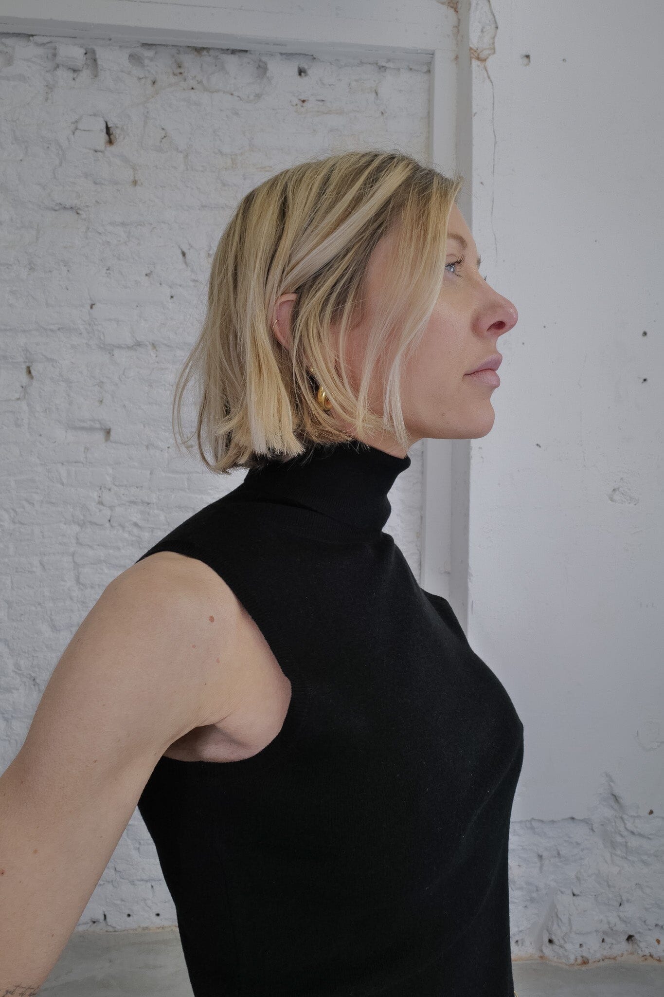 KAYLA SLEEVELESS KNITTED KNIT IN BLACK TOP KURE 