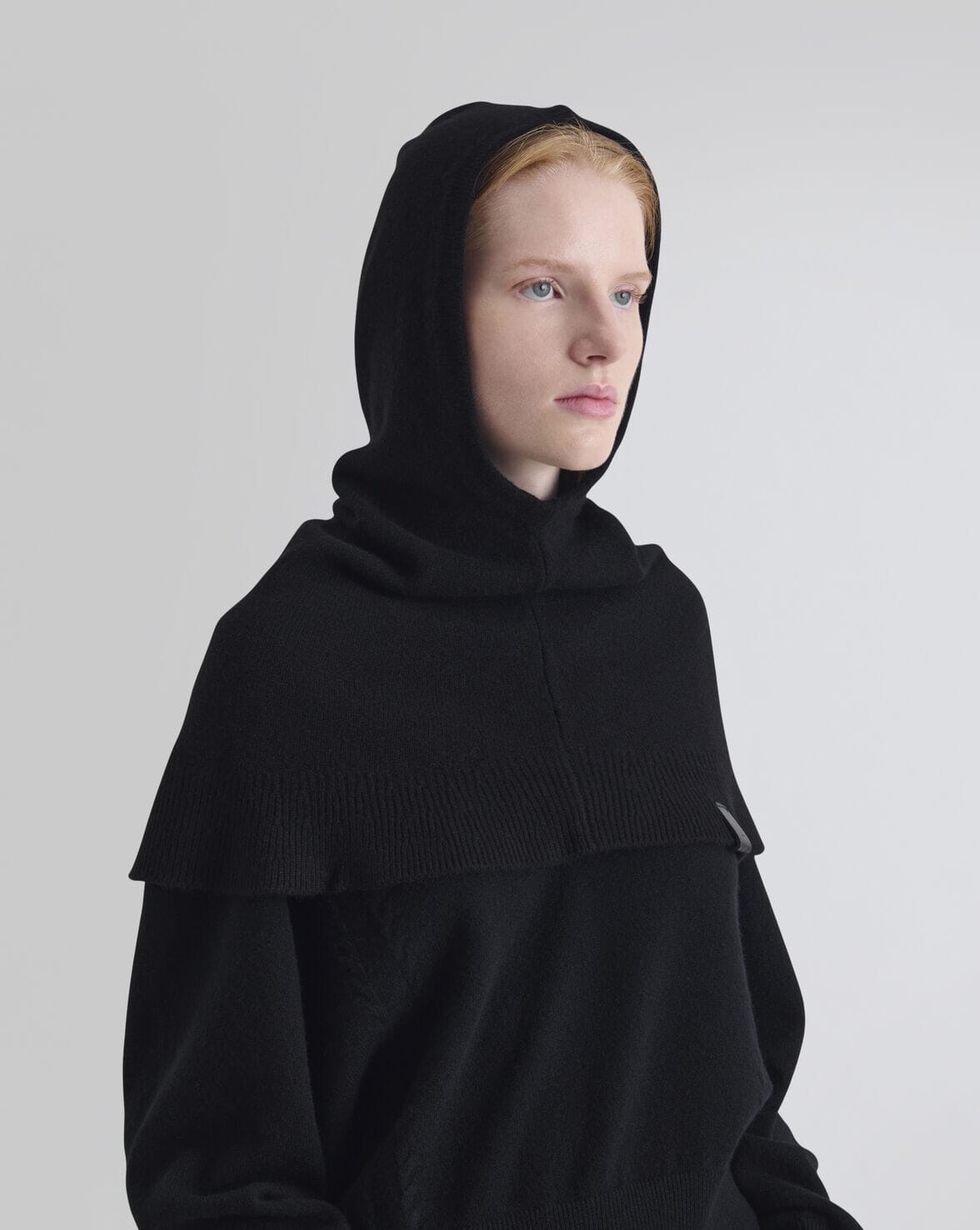 HOOD CAPE C SCARF IN BLACK SCARF IRO 