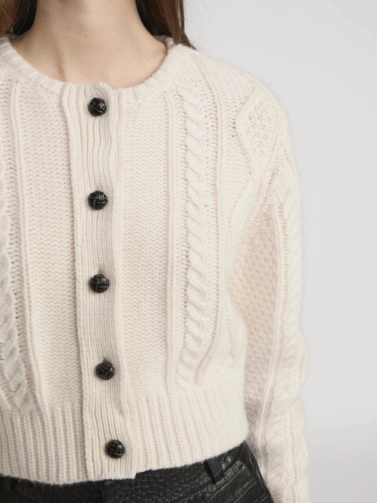 THE CABLE KNIT CARDIGAN IN CREAM CARDIGAN FRAME 