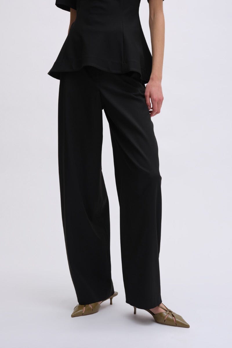 COCOON SUITING PANTS IN BLACK PANTS REMAIN 