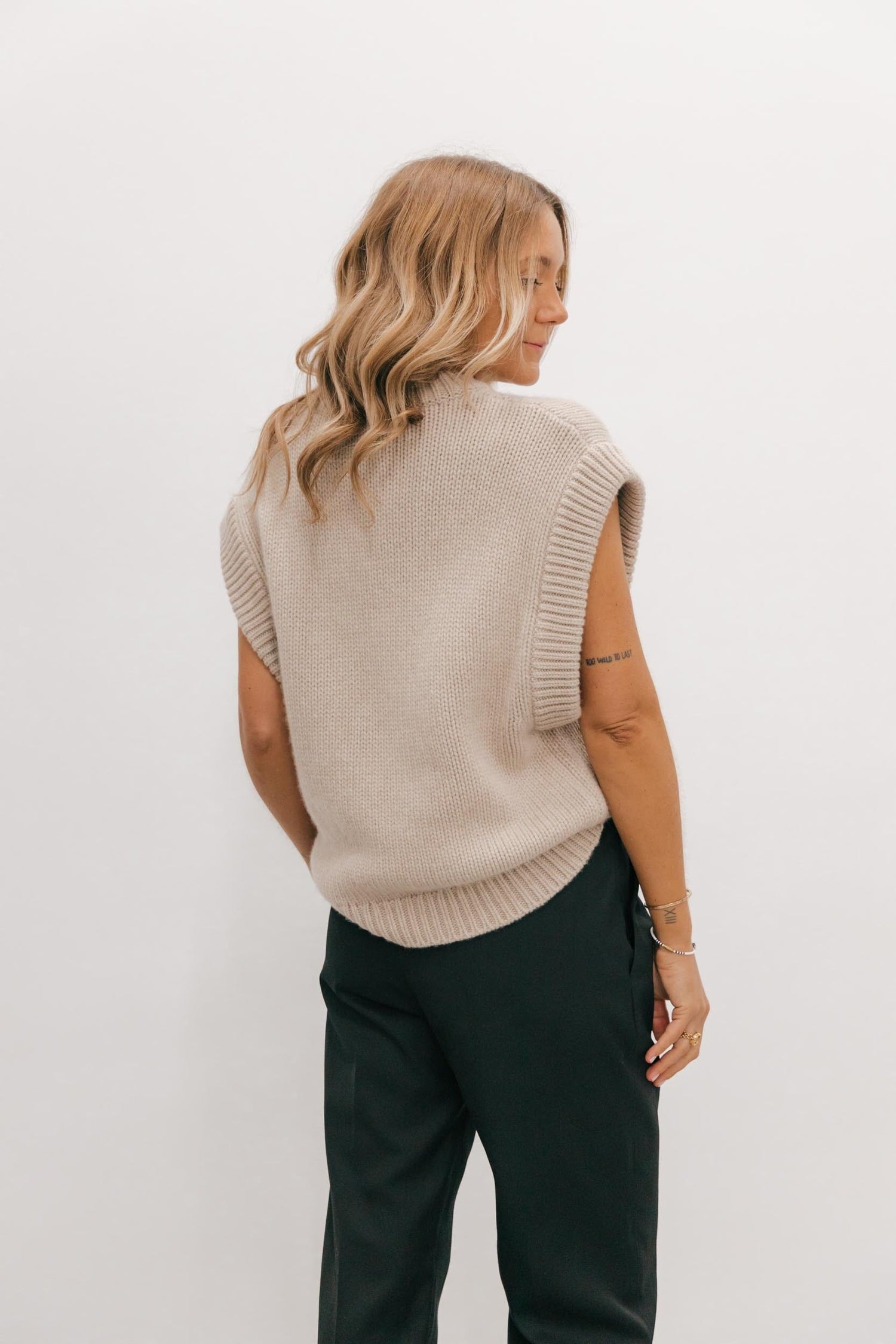 RORY SLEEVELESS CASHMERE SWEATER IN SAND SWEATER LISA YANG 