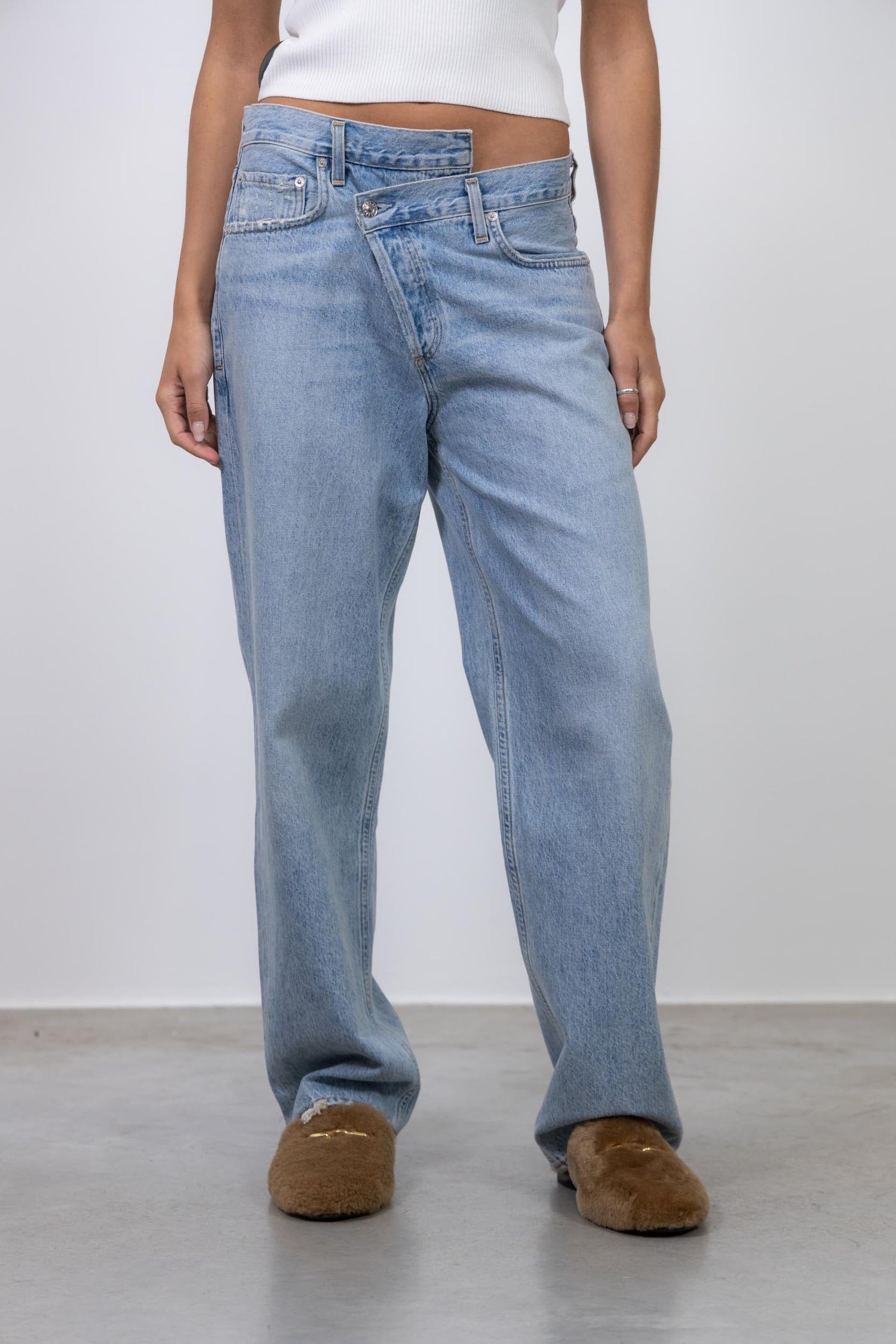 THE ICONIC ASYMETRIC JEANS IN SUBURBIA – KURE