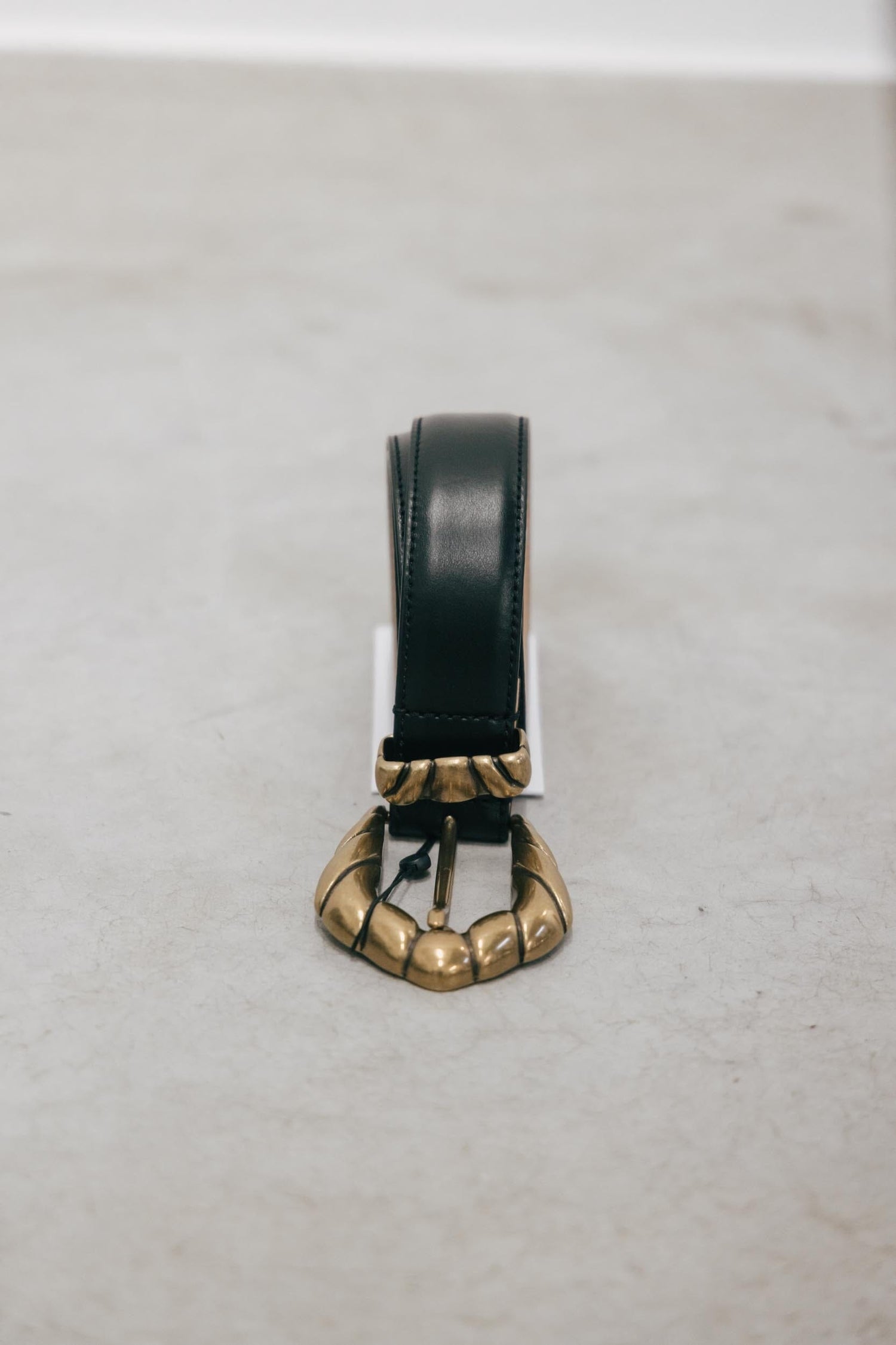 EMBELLA GOLD BUCKLE CLOSURE LEATHER BELT IN BLK BELT IRO 