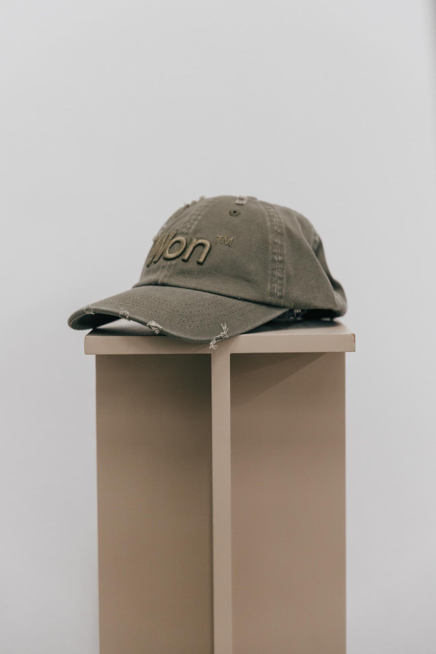 THE STAFF CAP WITH EMBROIDERED LOGO IN KHAKI ACCESSORIE WON HUNDRED 