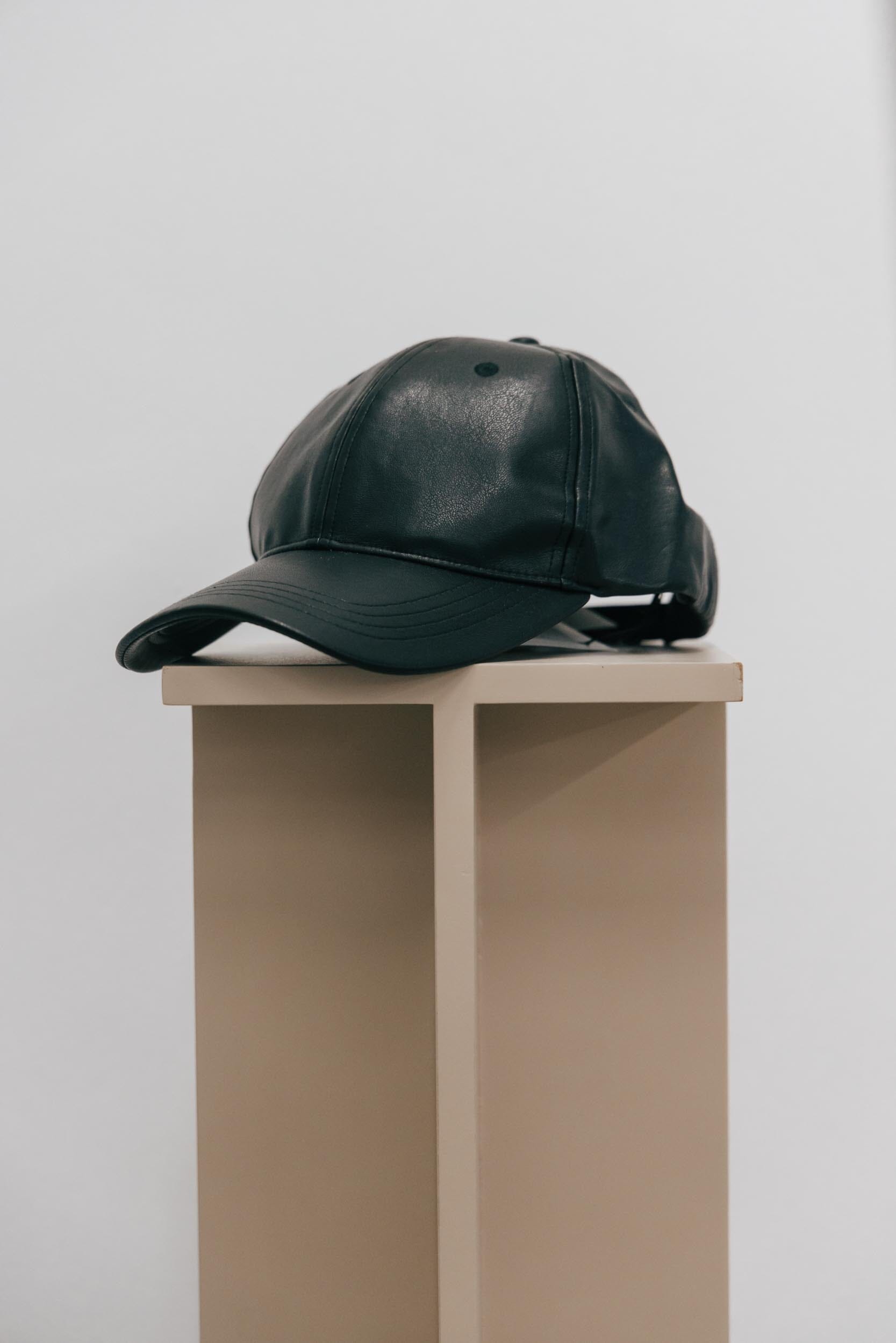 CIA VEGAN LEATHER CAP ACCESSORIES STAND 