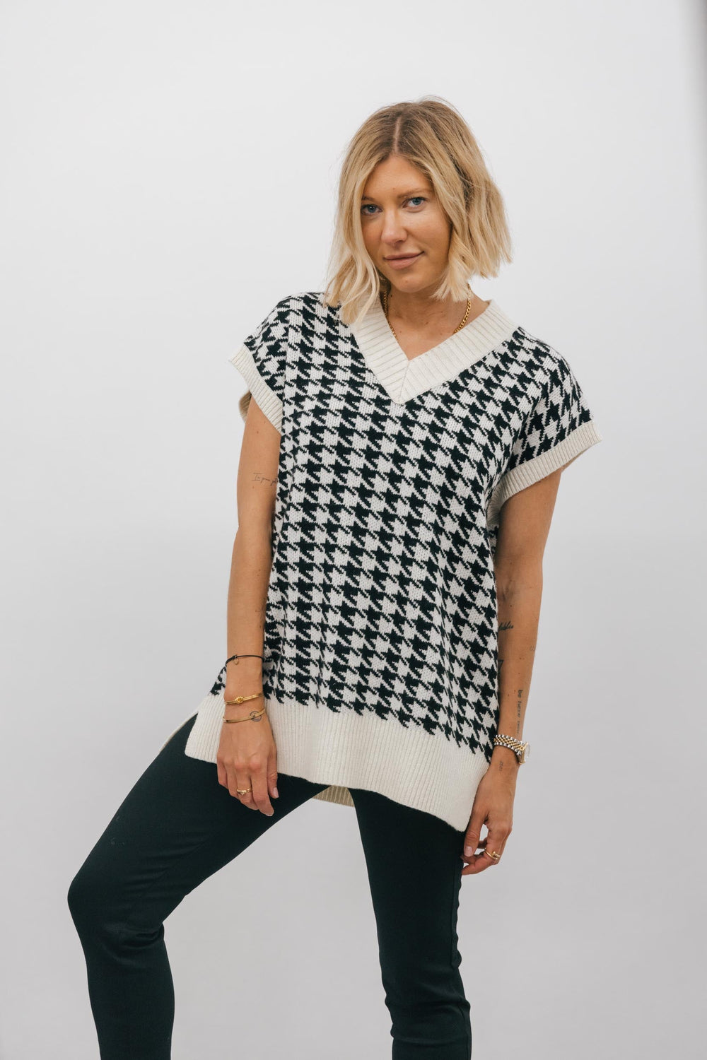 SILJE OVERISIZE VEST IN BLK/ECRU KNIT ONE & OTHER 