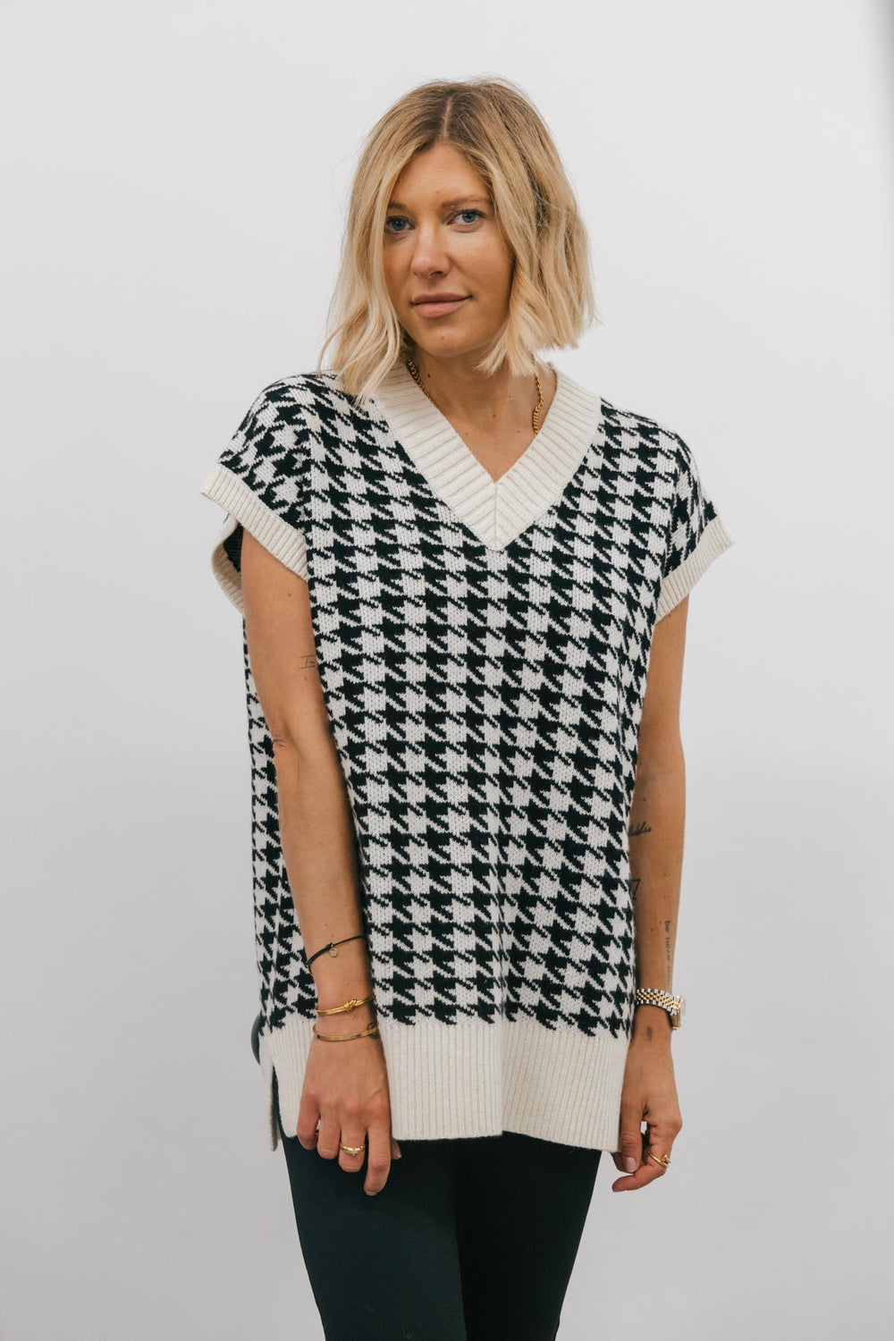 SILJE OVERISIZE VEST IN BLK/ECRU KNIT ONE & OTHER 